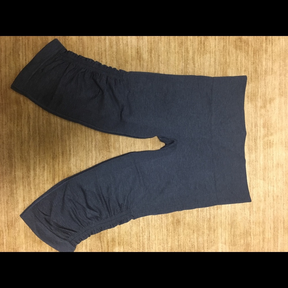 Lululemon cropped navy yoga pants